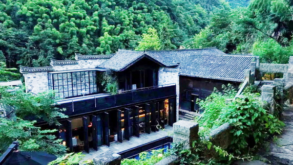 在不舍野馬嶺民宿中，中式家具被完好地繼承與發(fā)揚(yáng)，客房的設(shè)計(jì)簡(jiǎn)潔而有溫度，提供了舒適的生活體驗(yàn)